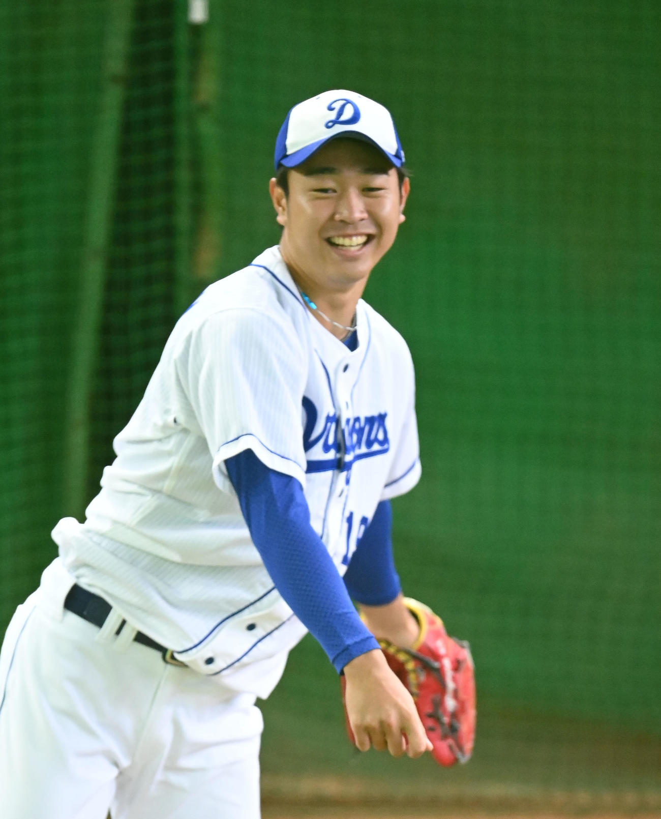 中日練習　ブルペンで明るい表情で投球練習をする高橋宏（撮影・森本幸一）