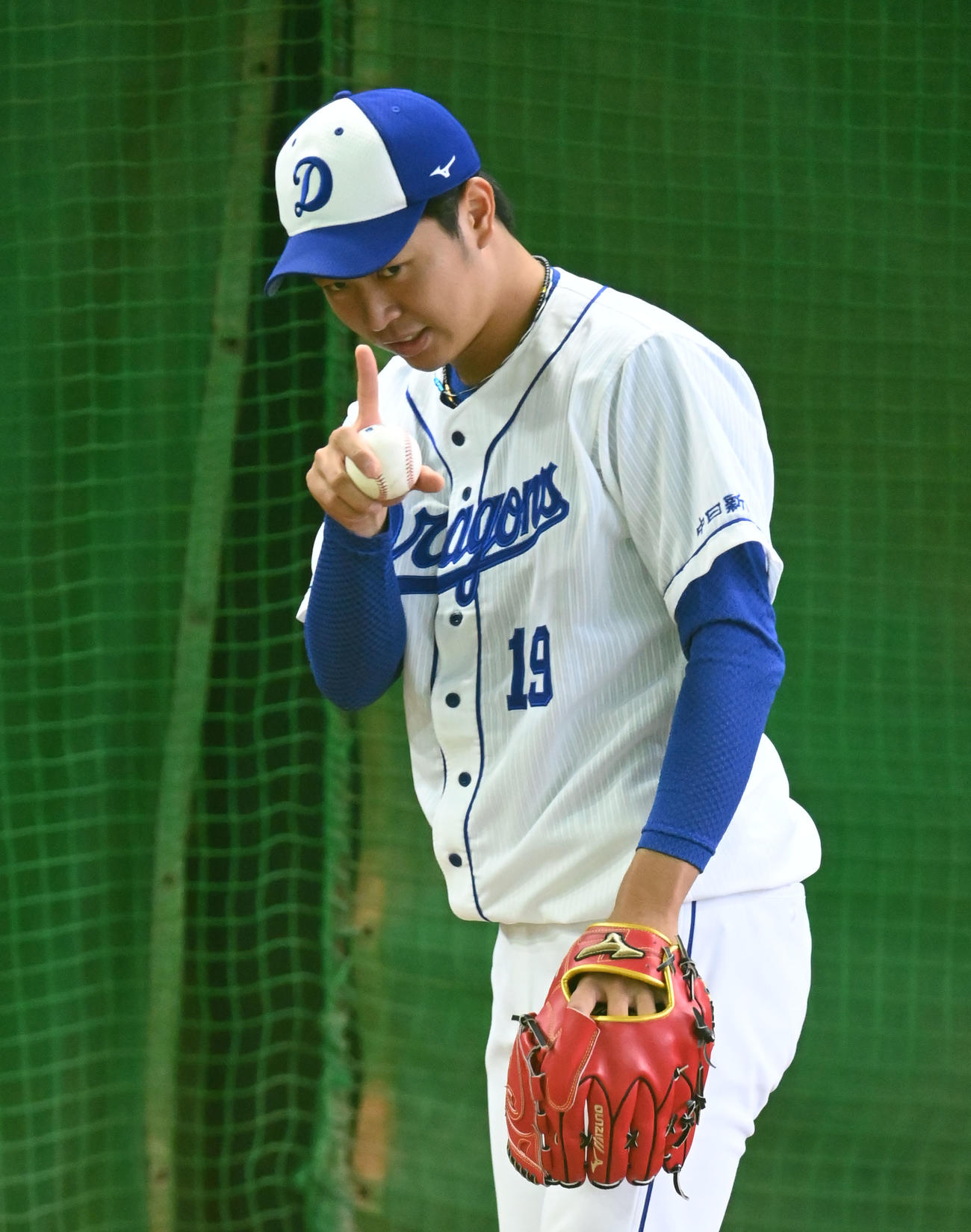 中日練習　捕手に合図を送り投球練習をする高橋宏　撮影・森本幸一）