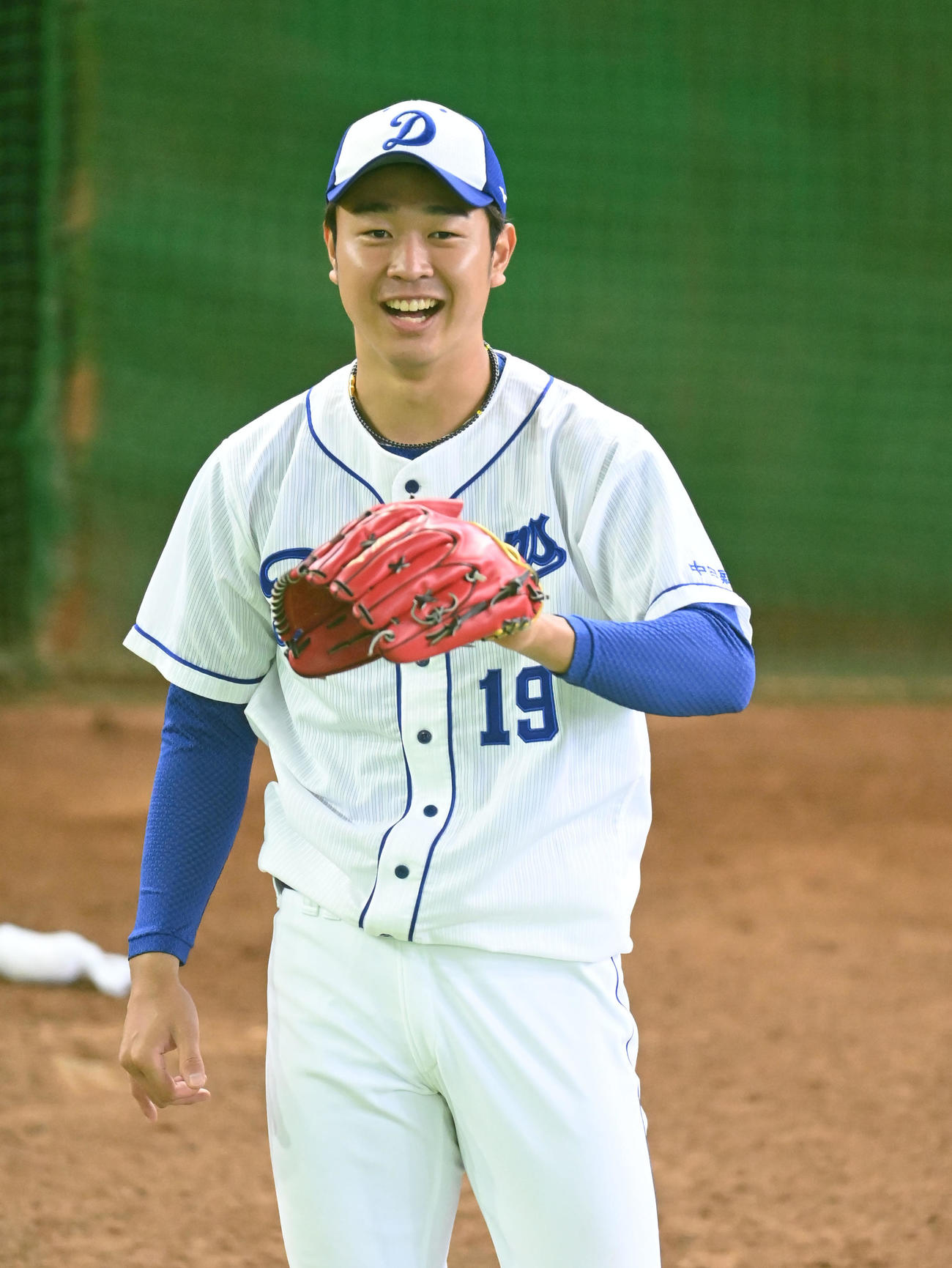 中日練習　ブルペンで明るい表情で投球練習をする高橋宏（撮影・森本幸一）