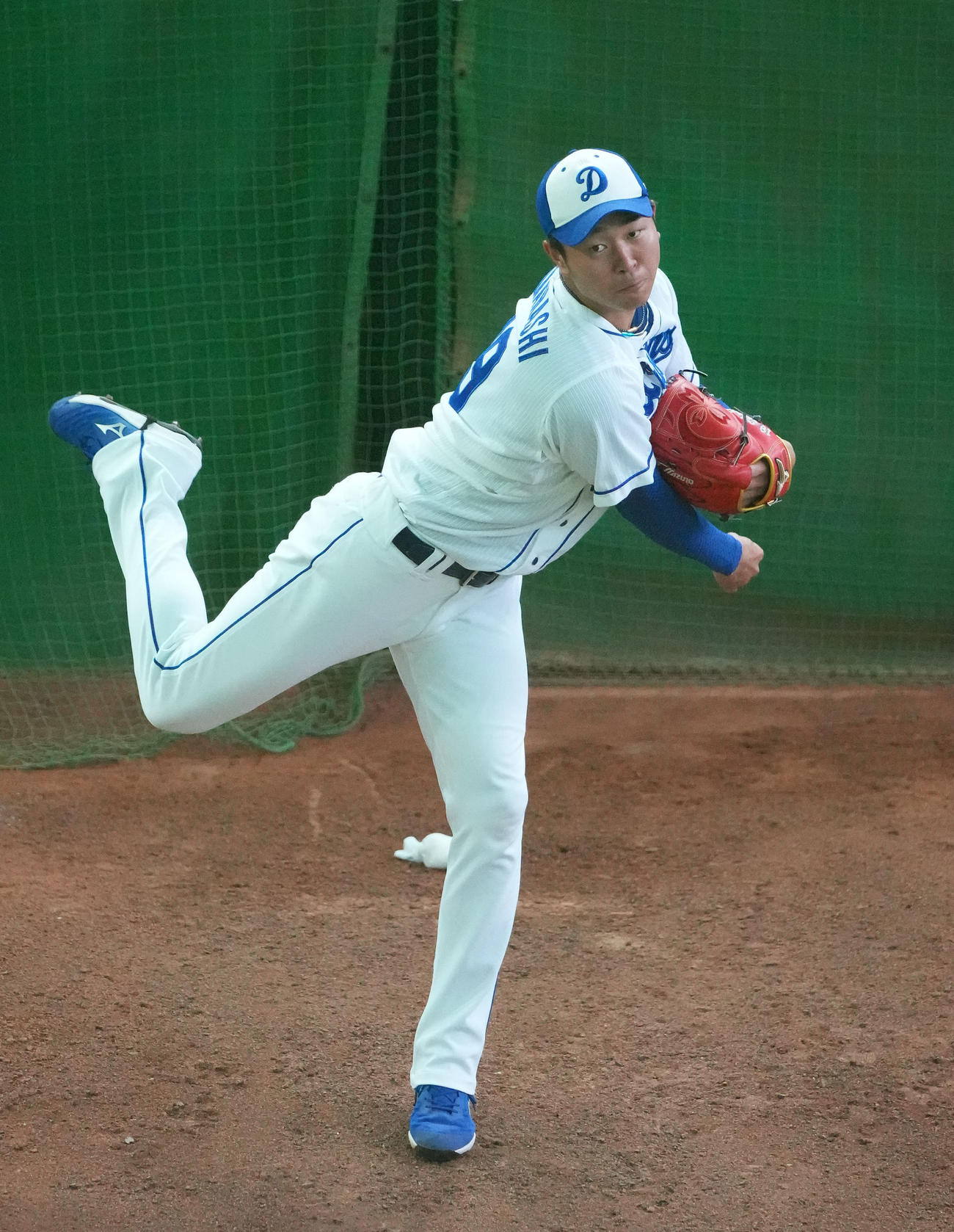 中日練習　ブルペンで投球練習をする高橋宏（撮影・森本幸一）