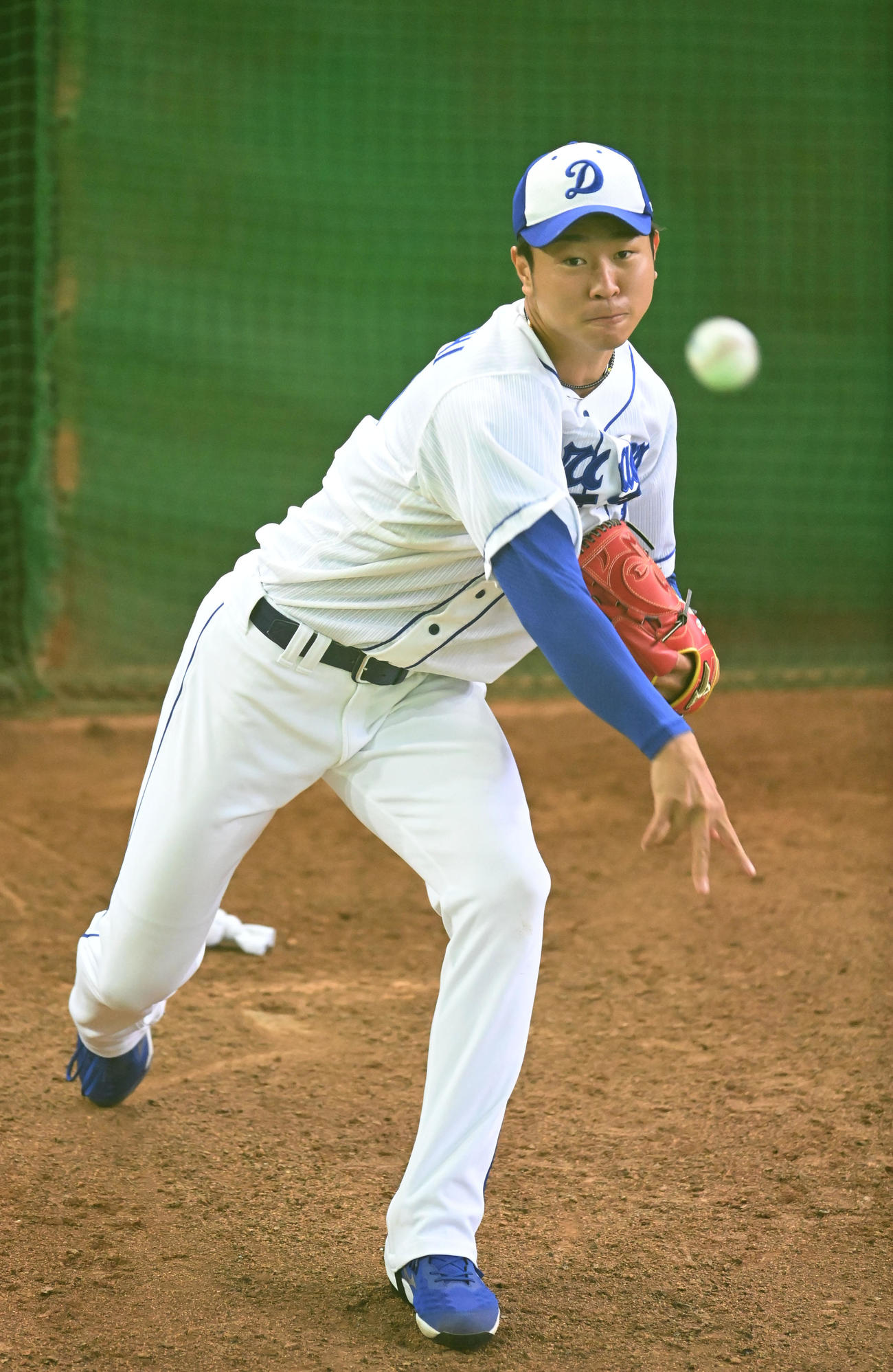中日練習　ブルペンで投球練習をする高橋宏（撮影・森本幸一）