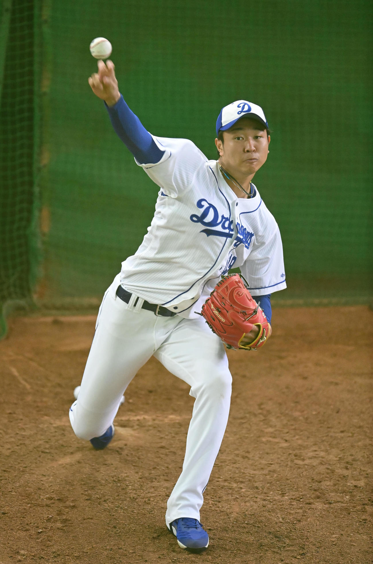 中日練習　ブルペンで投球練習をする高橋宏（撮影・森本幸一）