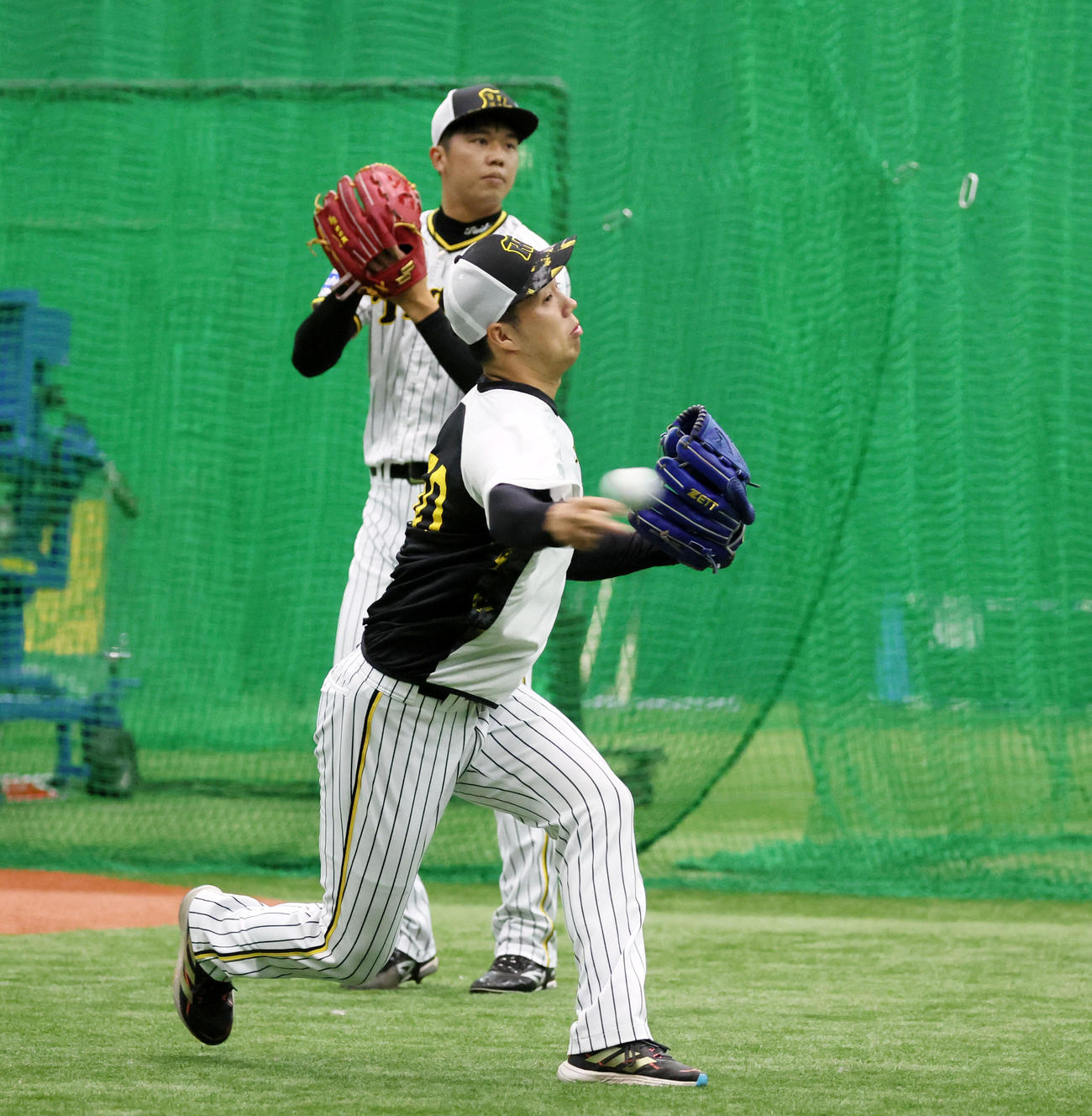 CS初戦に向け調整する青柳。奥は才木（撮影・加藤哉）