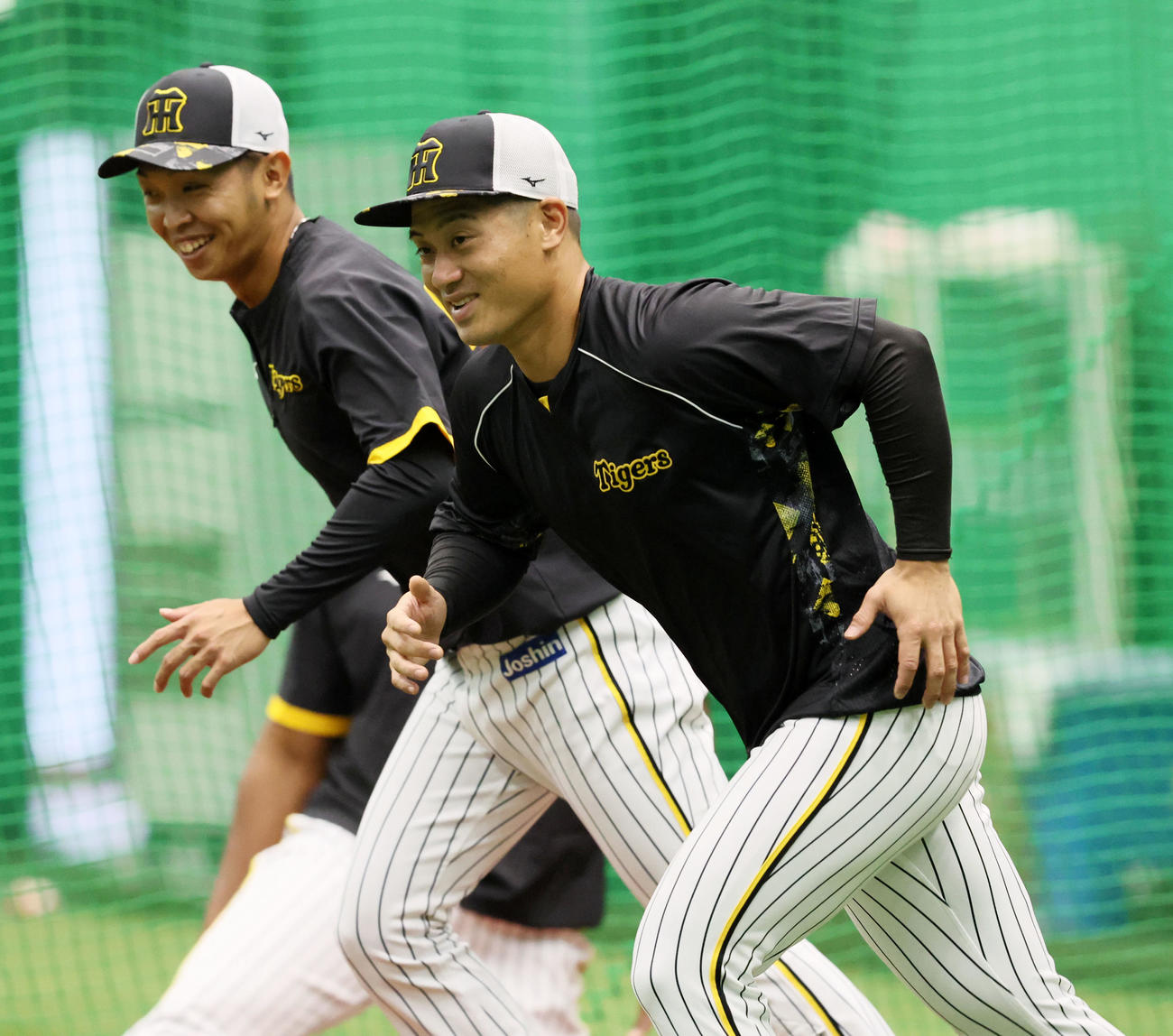 島田（左）とダッシュする坂本（撮影・加藤哉）