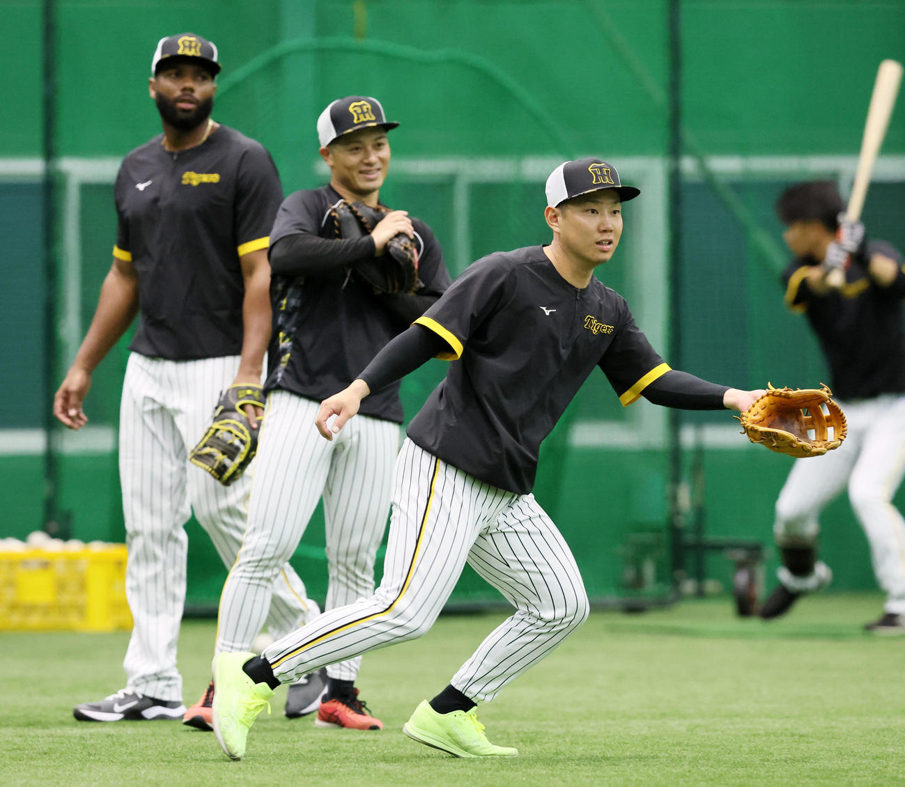 守備練習を行う坂本（左）と糸原。左端はロドリゲス（撮影・加藤哉）