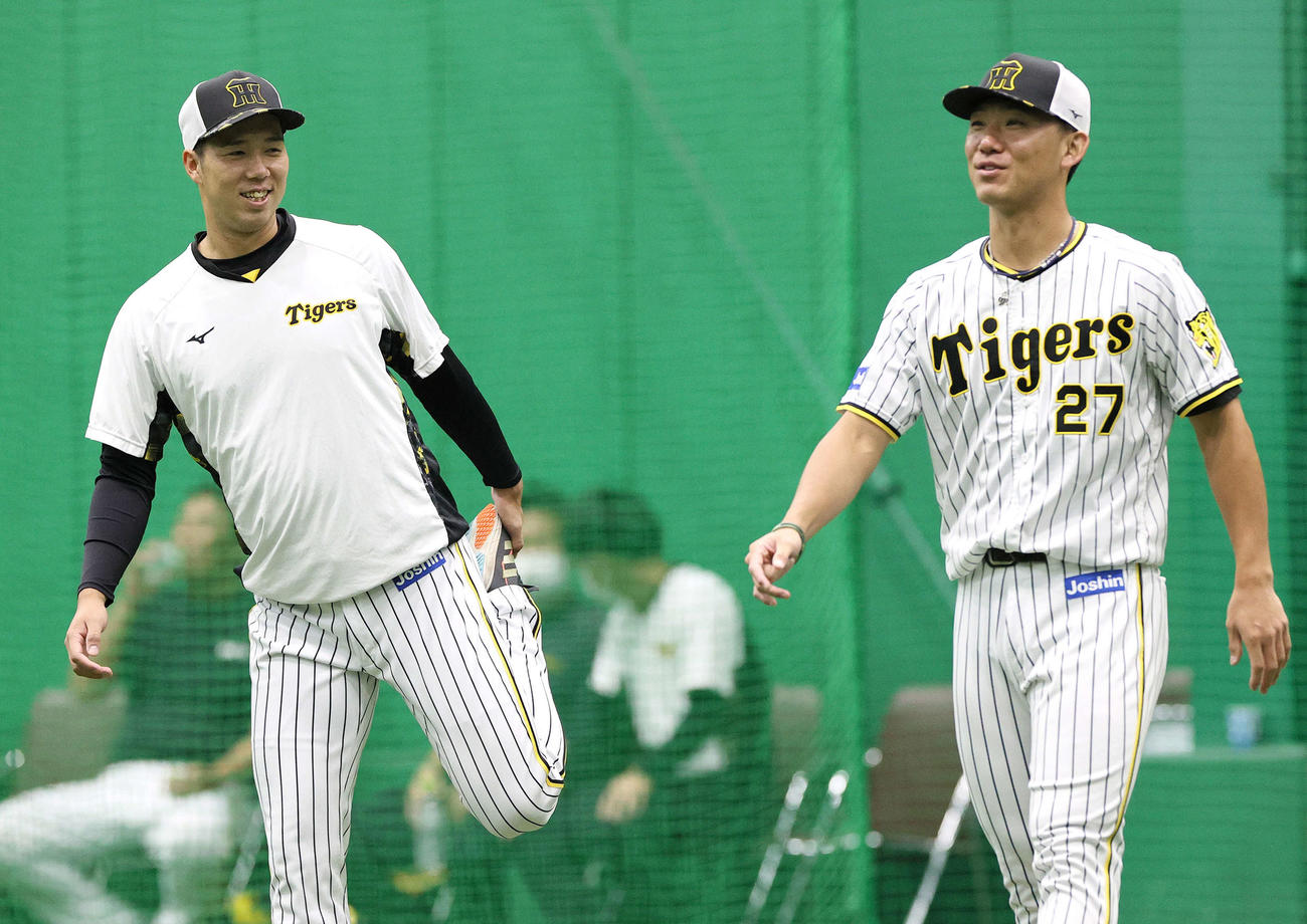 室内練習で笑顔を見せる阪神青柳（左）と伊藤将（撮影・上山淳一）