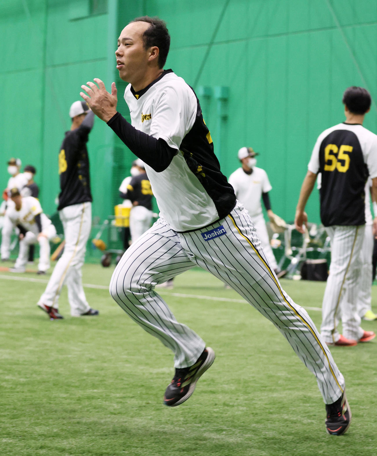 練習で繰り返しダッシュする青柳（撮影・加藤哉）