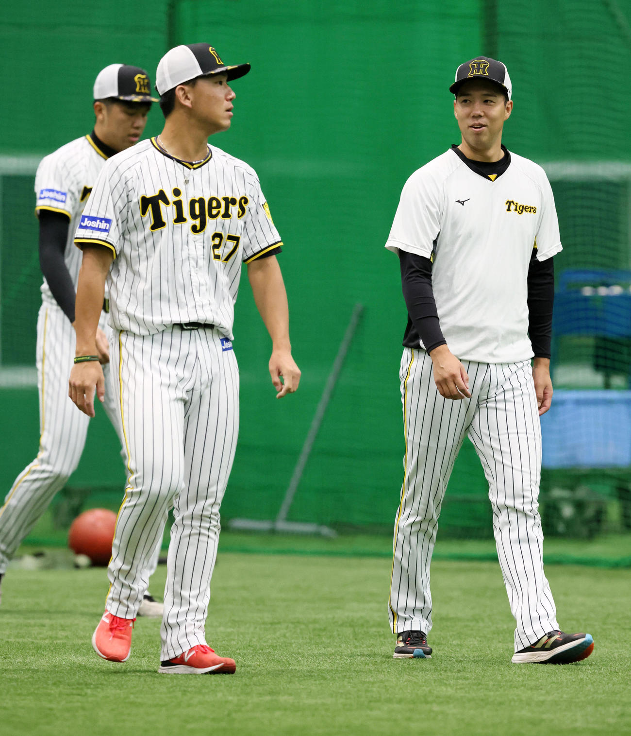 練習中、伊藤将（左）と話す青柳（撮影・加藤哉）
