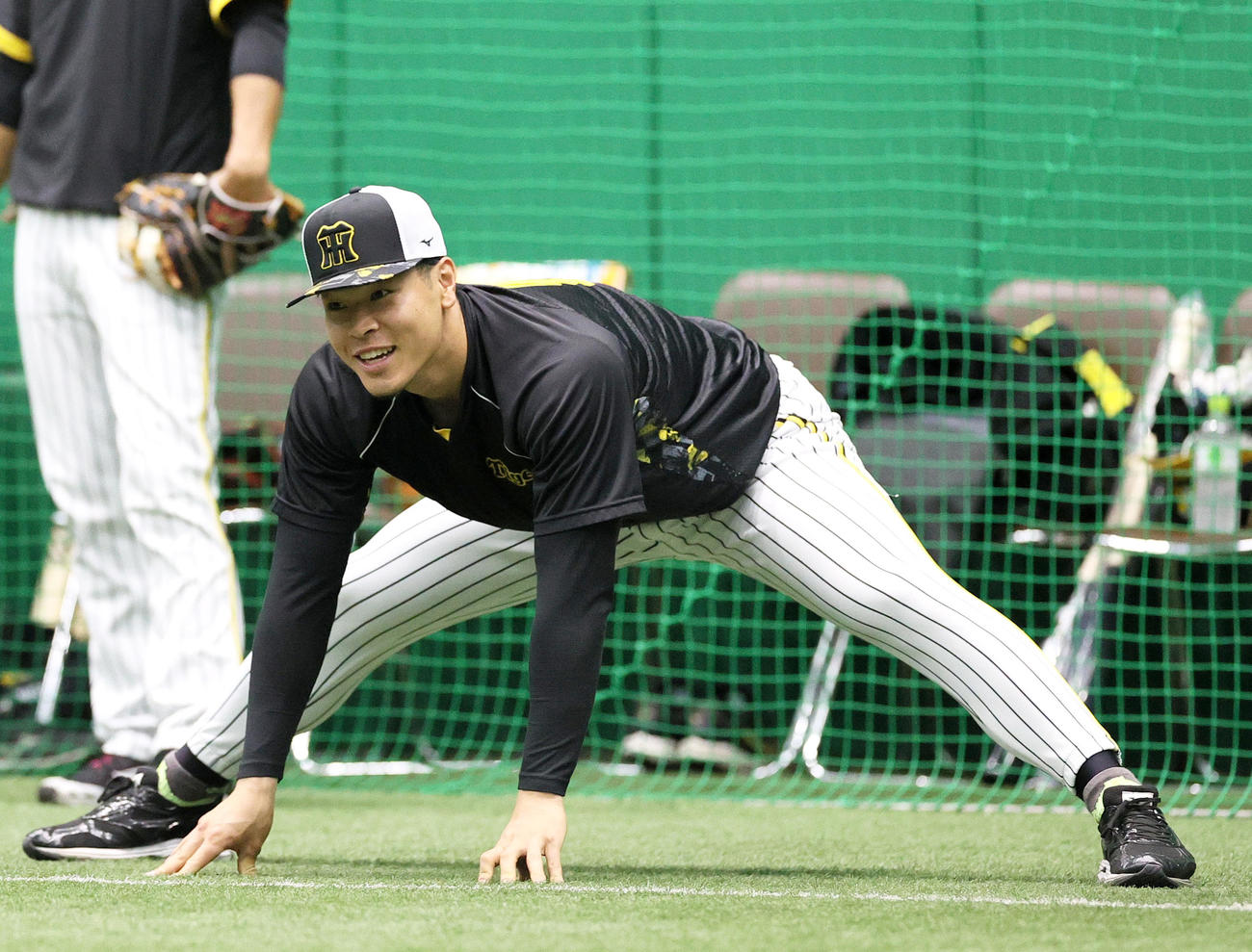 室内練習でリラックスした表情を見せる阪神佐藤輝（撮影・上山淳一）