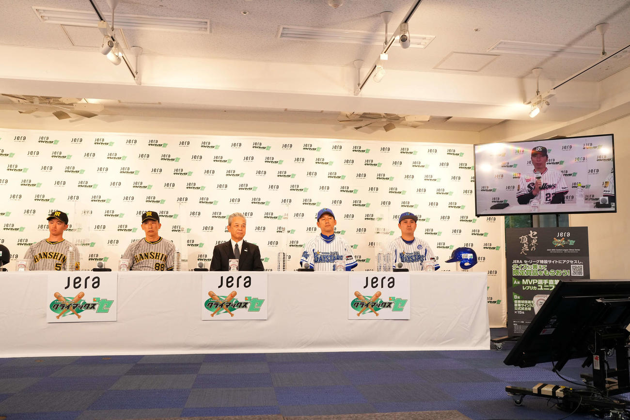CSセ・リーグ前日会見に登壇した左から阪神近本、矢野監督、JERA小野田社長、DeNA三浦監督、佐野、ヤクルト高津監督