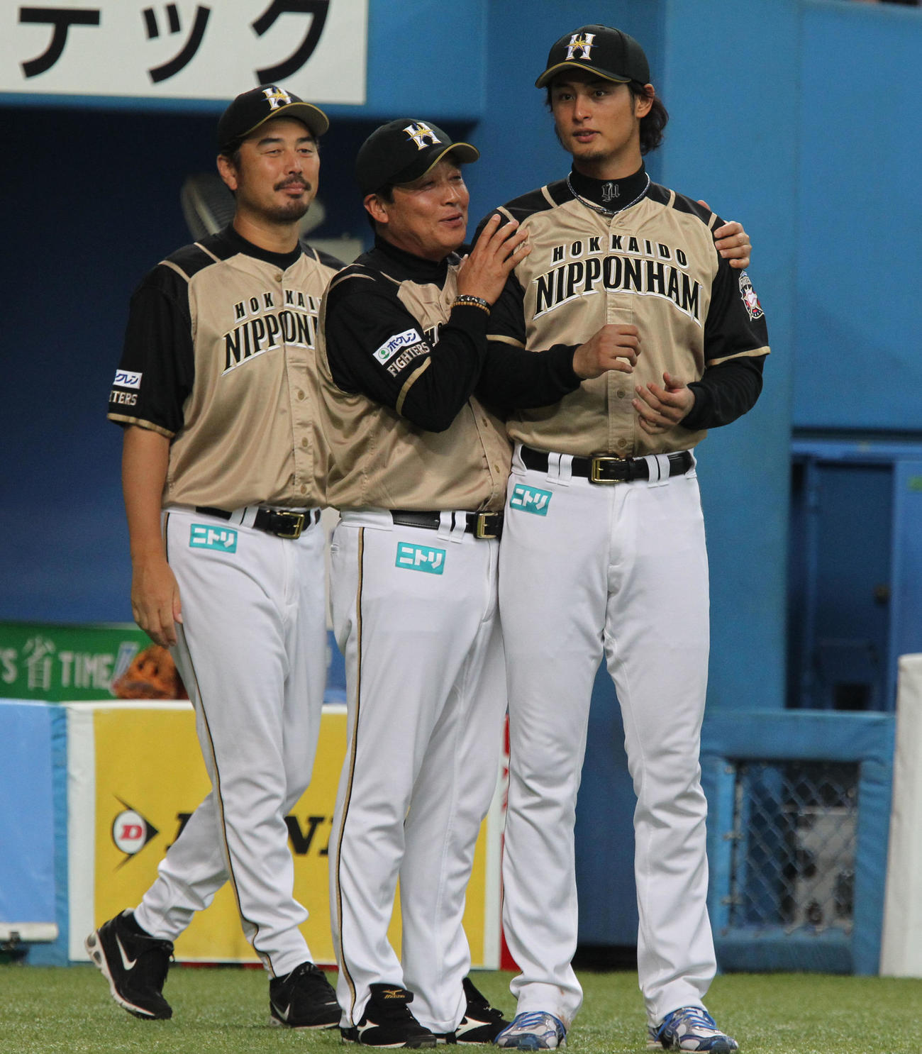 2011年7月13日、日本ハム梨田昌孝監督から祝福を受けるダルビッシュ有（右）。左は吉井理人コーチ