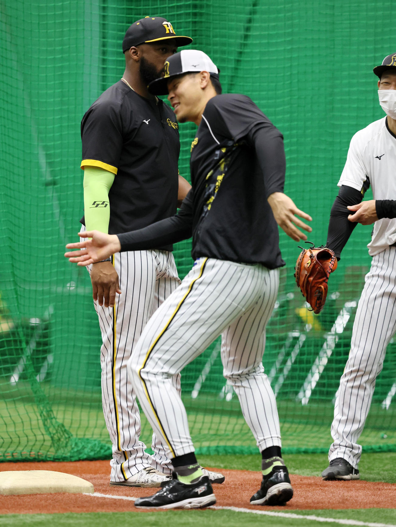 ロハス（左）と話していた佐藤輝は身体をくずしてボケのポーズをみせる（撮影・加藤哉）