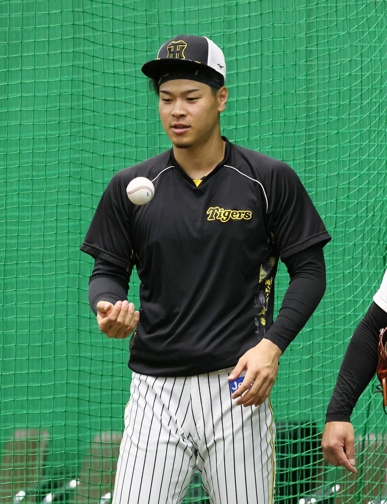 佐藤輝は手にしたボールを弾く（撮影・加藤哉）