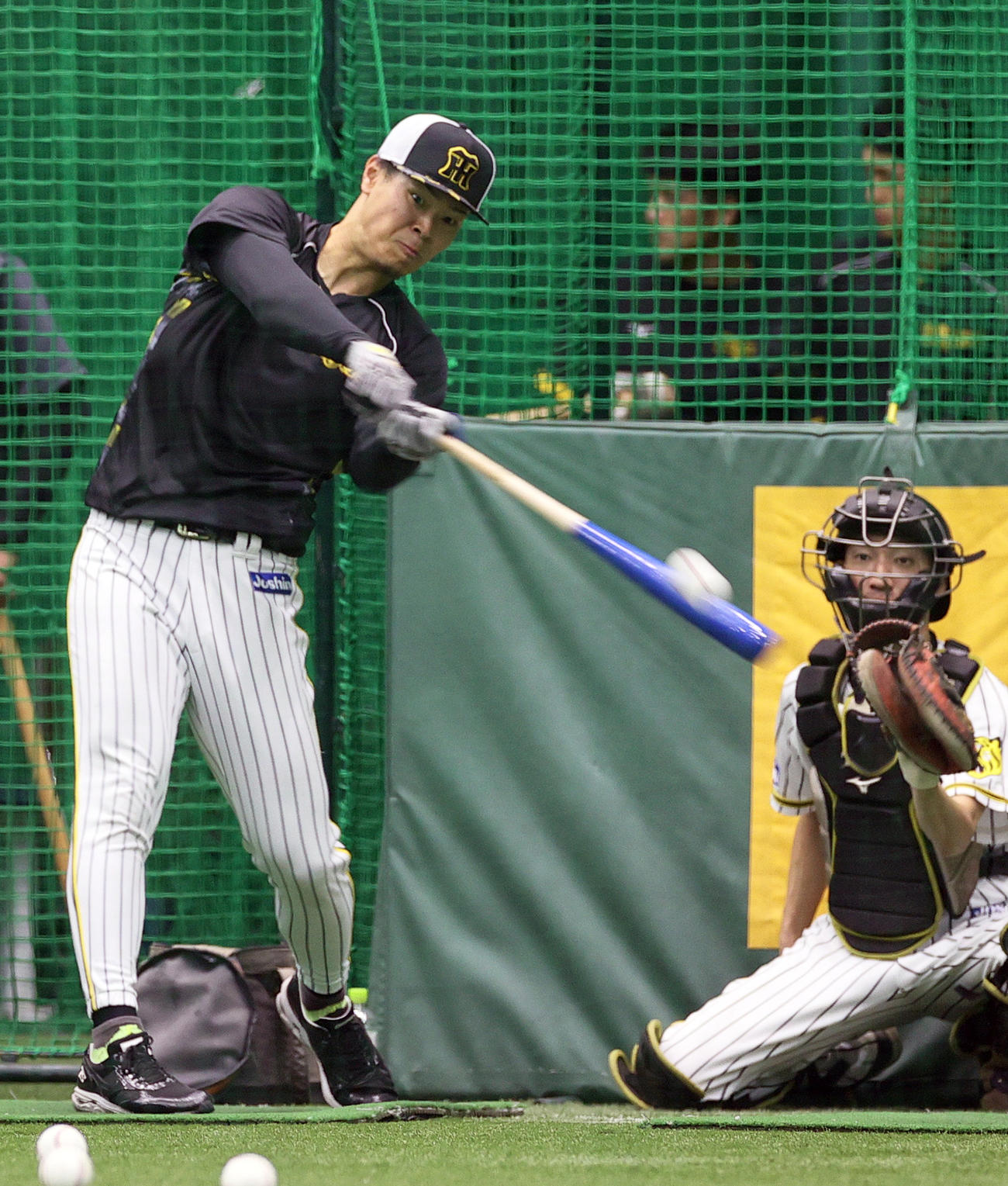 室内でフリー打撃する阪神佐藤輝（撮影・上山淳一）