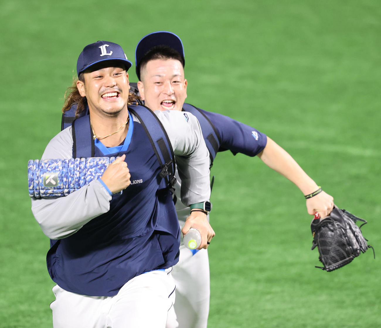 宮川（後方）にいたずらして追いかけられる西武高橋（撮影・梅根麻紀）
