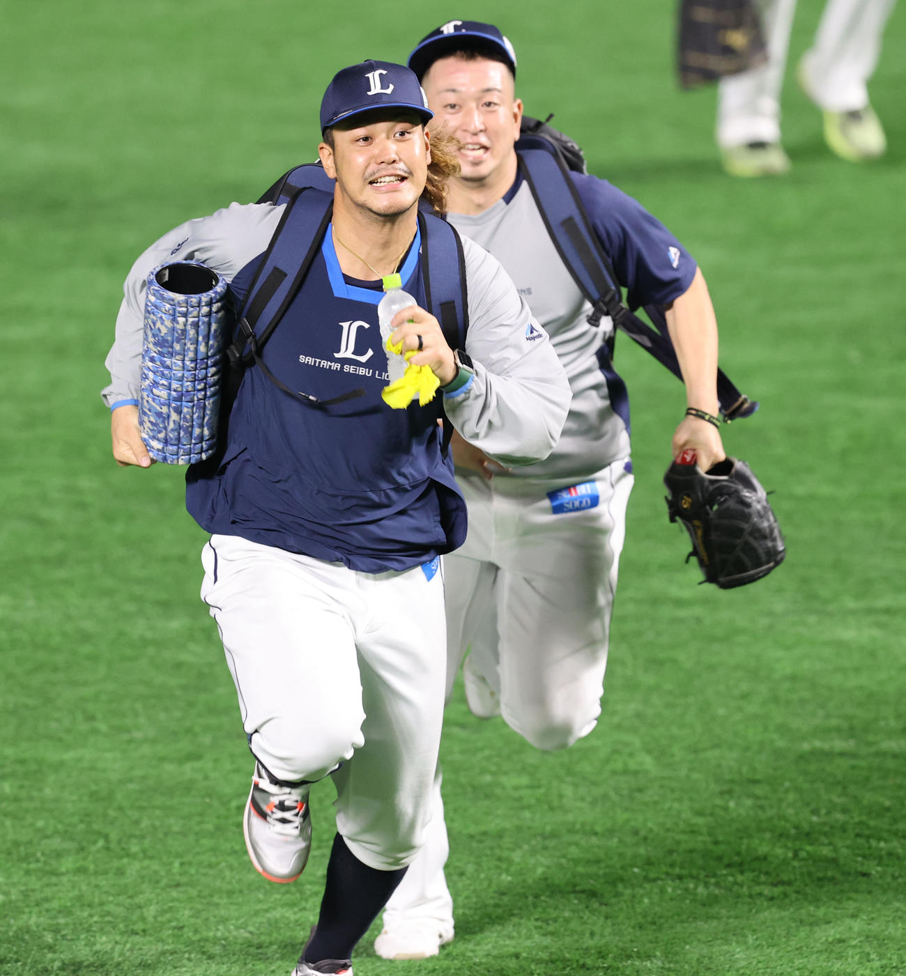 宮川哲にいたずらして追いかけられる高橋光成（撮影・梅根麻紀）