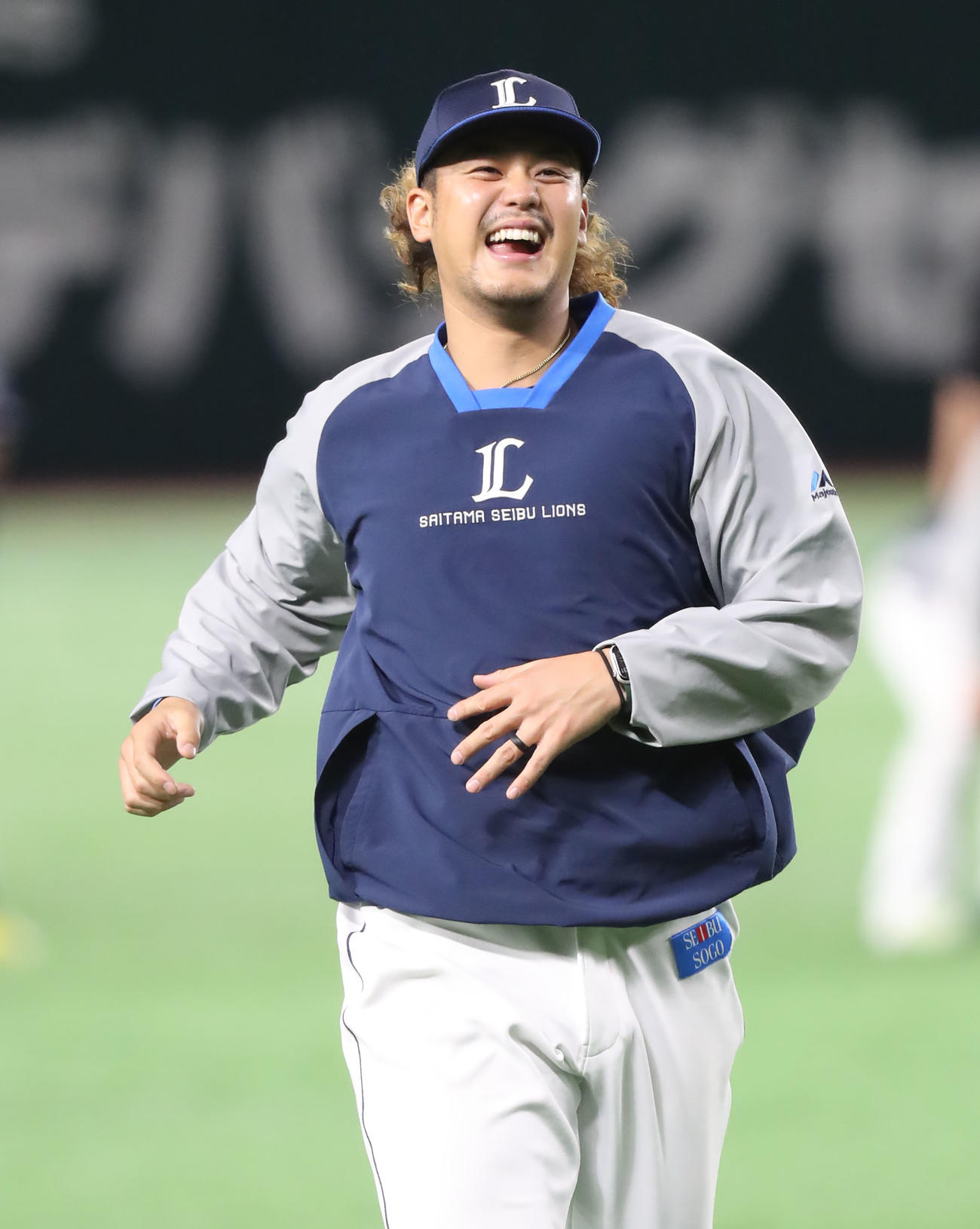 全体練習で笑顔でダッシュをする高橋（撮影・屋方直哉）