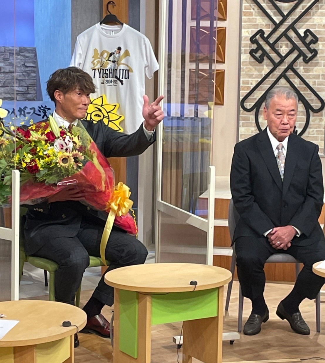「熱血！タイガース党」にゲスト出演した糸井嘉男氏、右は福本豊氏（サンテレビ提供）