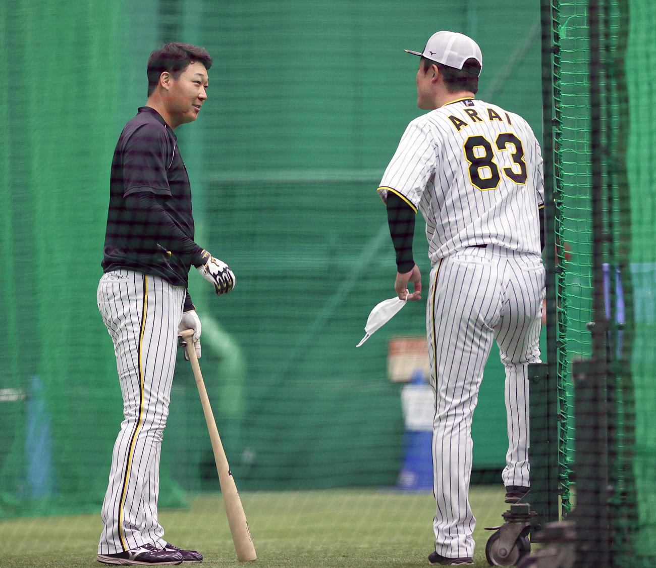 室内練習で新井打撃コーチ（右）と話す大山（撮影・上山淳一）