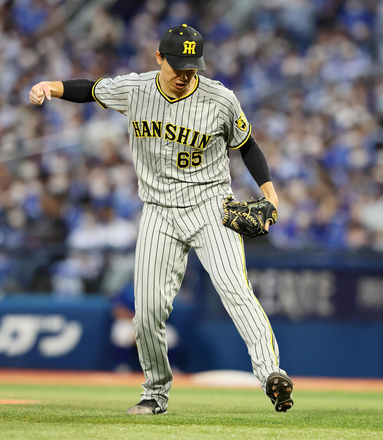DeNA対阪神　8回裏DeNA2死一、二塁、湯浅は牧を三振に仕留めガッツポーズを見せる（撮影・加藤哉）