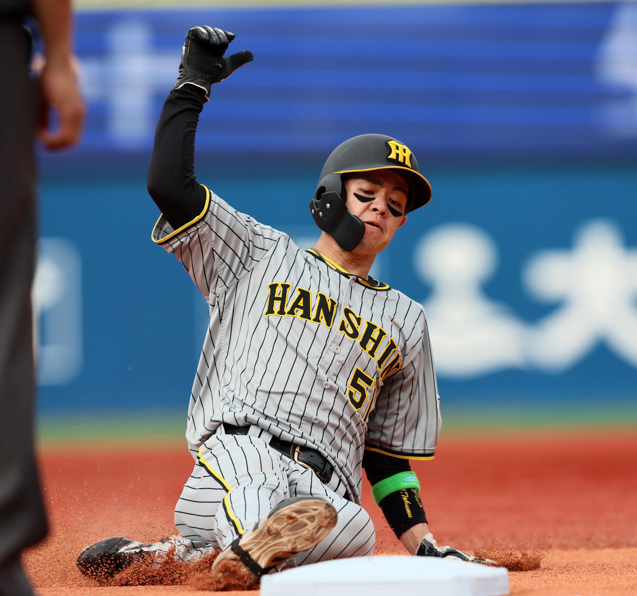 DeNA対阪神　3回表阪神2死一塁、一塁走者中野は近本の中前打で三塁へ進塁（撮影・加藤哉）