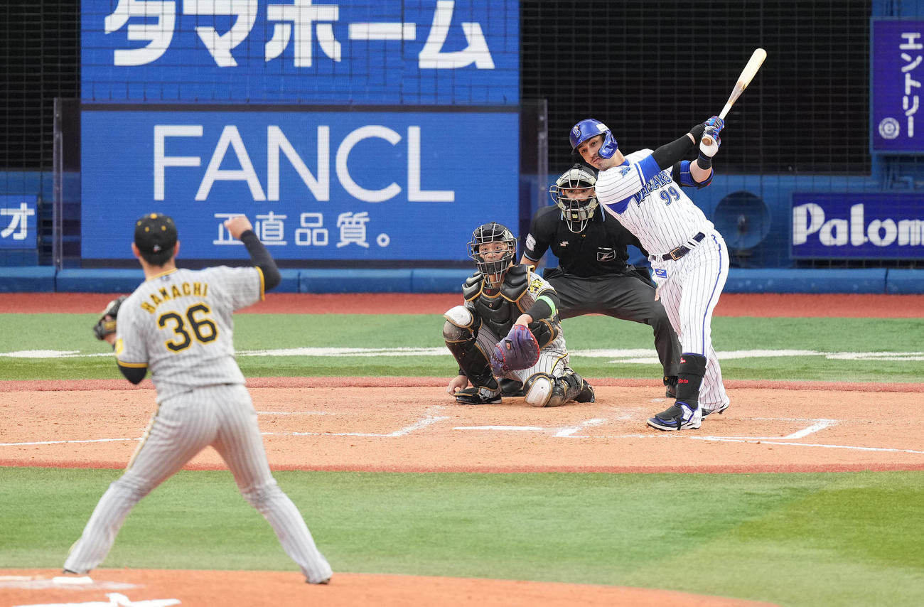 DeNA対阪神　7回裏DeNA2死、右二塁打を放つ代打ソト。投手浜地（撮影・鈴木みどり）