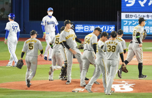 DeNA対阪神　阪神に敗れ、浮かない表情で整列に向かうDeNA三浦監督（左奥）（撮影・鈴木みどり）