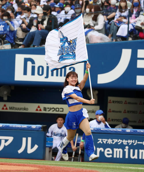 DeNA対阪神　5回裏を終え場内をリレー形式で1周するdianaのMiiらメンバーたち（撮影・加藤哉）