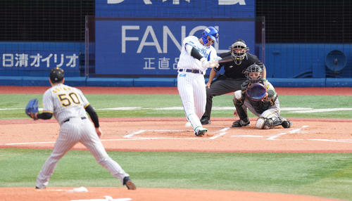 DeNA対阪神　1回裏DeNA1死一塁、一ゴロ併殺に倒れる佐野。投手青柳（撮影・鈴木みどり）