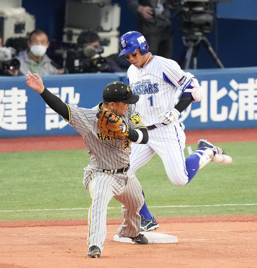 DeNA対阪神　8回裏DeNA1死、岩崎の一塁悪送球で出塁する桑原。一塁手原口（撮影・鈴木みどり）
