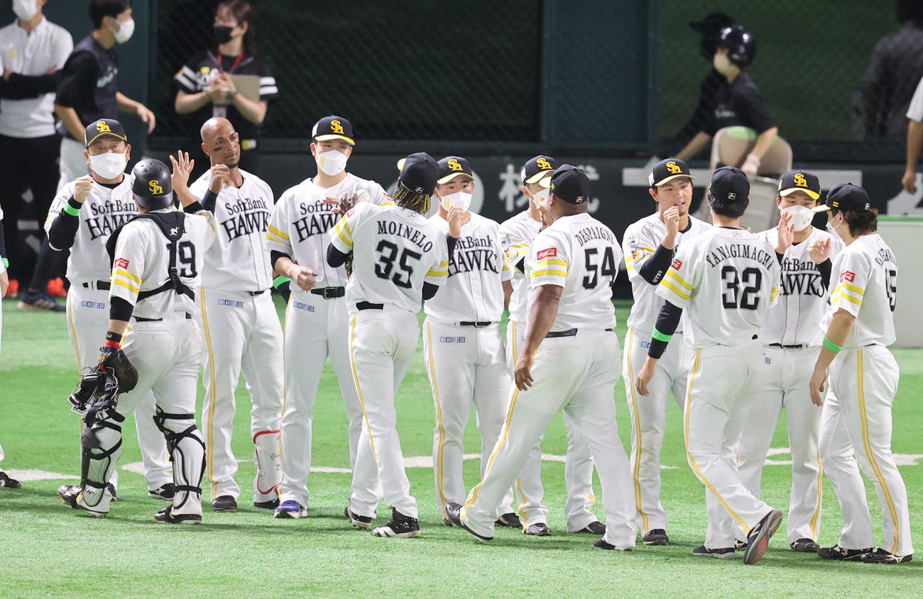 ソフトバンク対西武　勝利投手となった千賀滉大にウイニングボールを渡すモイネロ、左端は藤本博史監督（撮影・梅根麻紀）