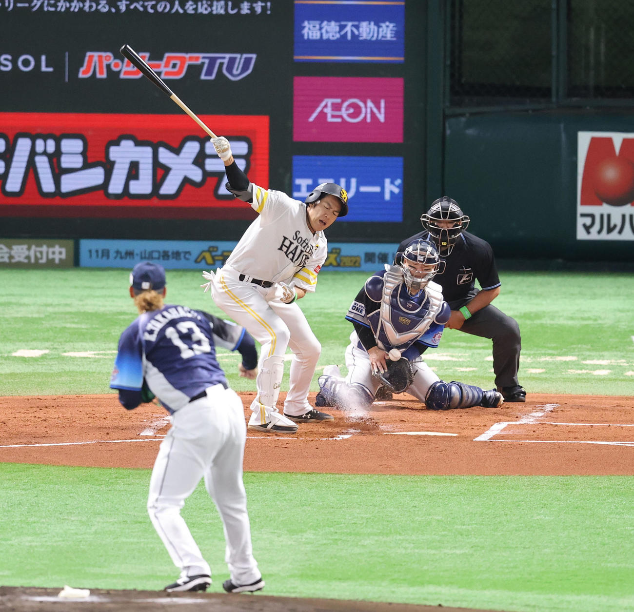 ソフトバンク対西武　1回裏ソフトバンク2死、柳田悠岐は空振りの三振（撮影・梅根麻紀）
