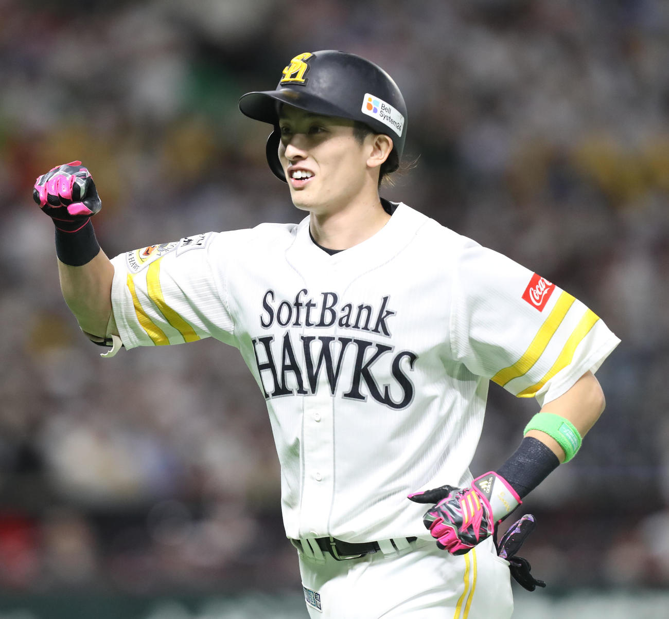 ソフトバンク対西武　6回裏ソフトバンク2死満塁、右適時打を放った周東は、6回裏終了後にガッツポーズしながらベンチに戻る（撮影・屋方直哉）