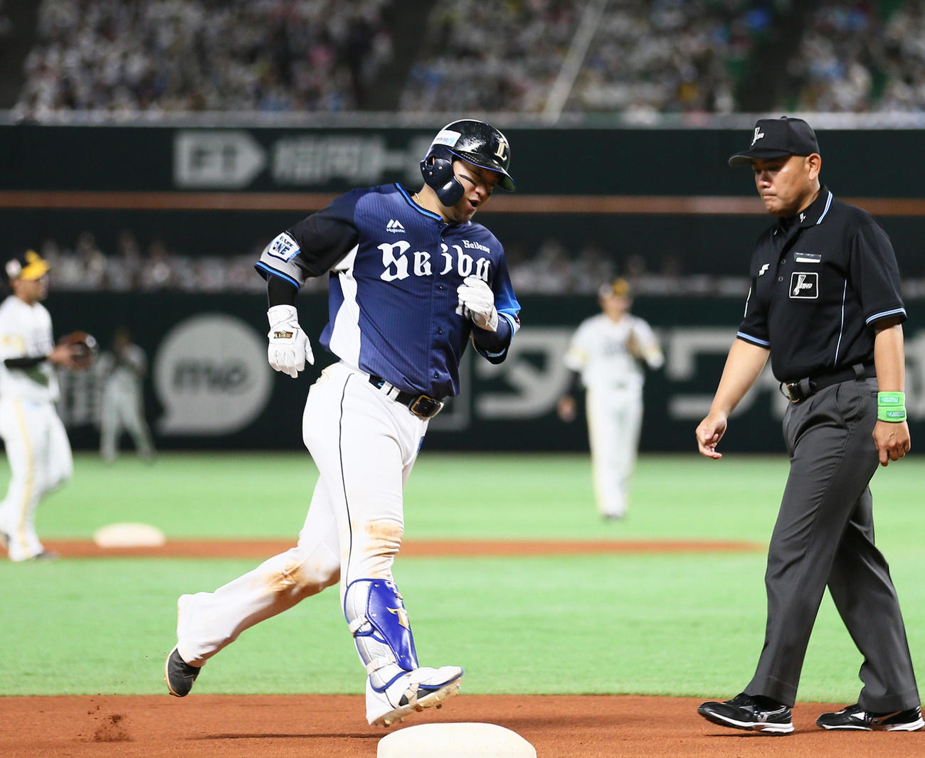 ソフトバンク対西武　6回表西武2死、森は右越え本塁打を放ちダイヤモンドを1周する（撮影・上山淳一）