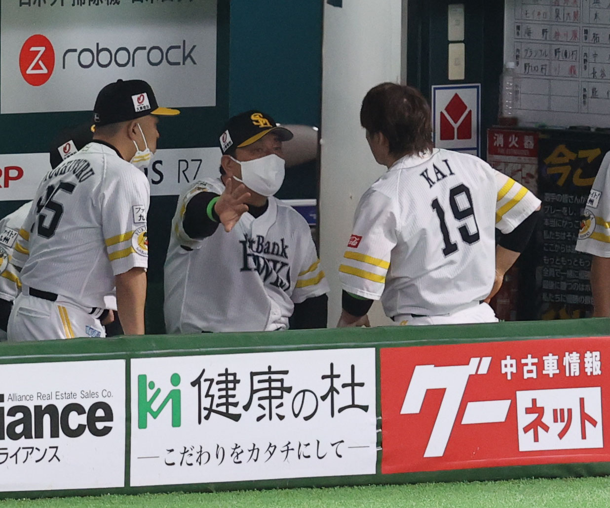 ソフトバンク対西武　8回表を終えた甲斐拓也捕手とベンチで話をする藤本博史監督（撮影・梅根麻紀）
