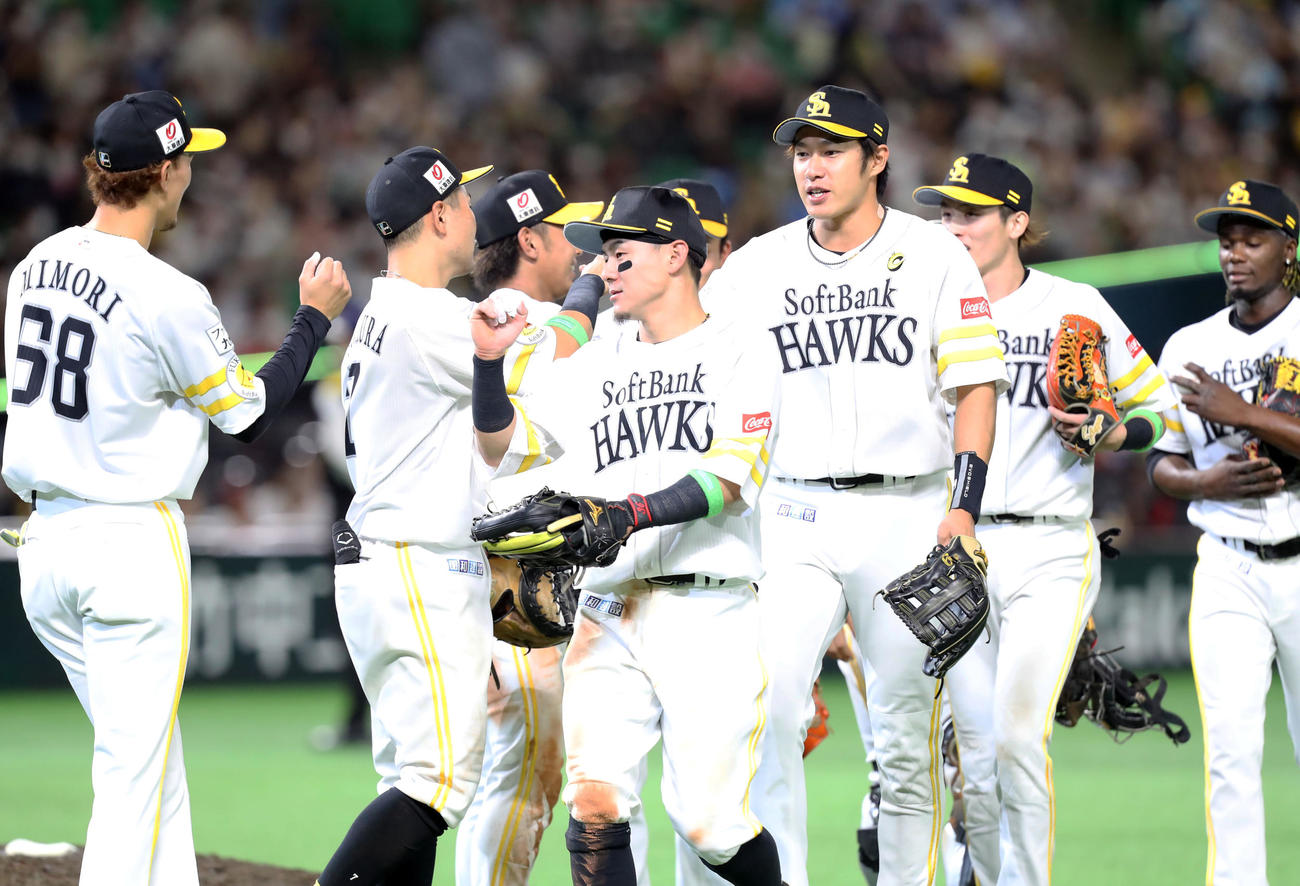 ソフトバンク対西武　西武に勝利し、タッチを交わすソフトバンクナイン（撮影・屋方直哉）
