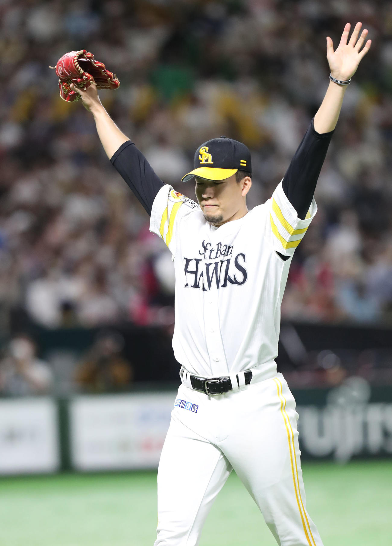 ソフトバンク対西武　7回表西武2死一、三塁、千賀は打者・栗山を空振り三振に仕留め、両手を高く上げながらベンチに戻る（撮影・屋方直哉）