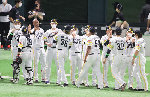 ソフトバンク対西武 勝利投手となった千賀滉大にウイニングボールを渡すモイネロ、左端は藤本博史監督(撮影・梅根麻紀)