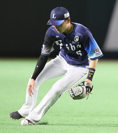 ソフトバンク対西武 8回裏ソフトバンク2死、遊撃手源田は今宮の打球をファンブルする(撮影・上山淳一)