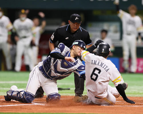 ソフトバンク対西武 6回裏ソフトバンク2死満塁、捕手森(左)は周東の右前適時打で一気にホームを狙う二走今宮(手前)をアウトにする(撮影・上山淳一)