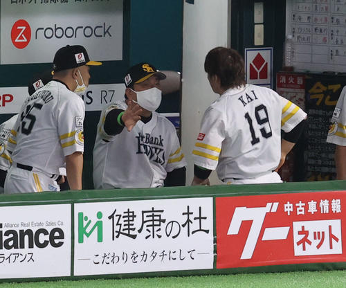 ソフトバンク対西武 8回表を終えた甲斐拓也捕手とベンチで話をする藤本博史監督(撮影・梅根麻紀)