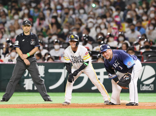 ソフトバンク対西武 6回裏ソフトバンク2死一塁、今宮(中央)は右前打を放ち一塁で山川と談笑する(撮影・上山淳一)