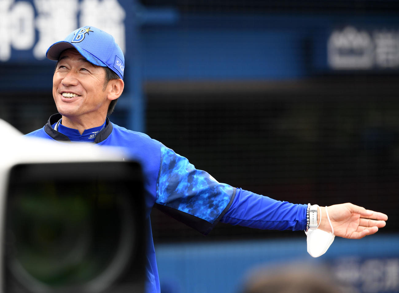 DeNA対阪神　練習中、笑顔を見せるDeNA三浦大輔監督（撮影・たえ見朱実）