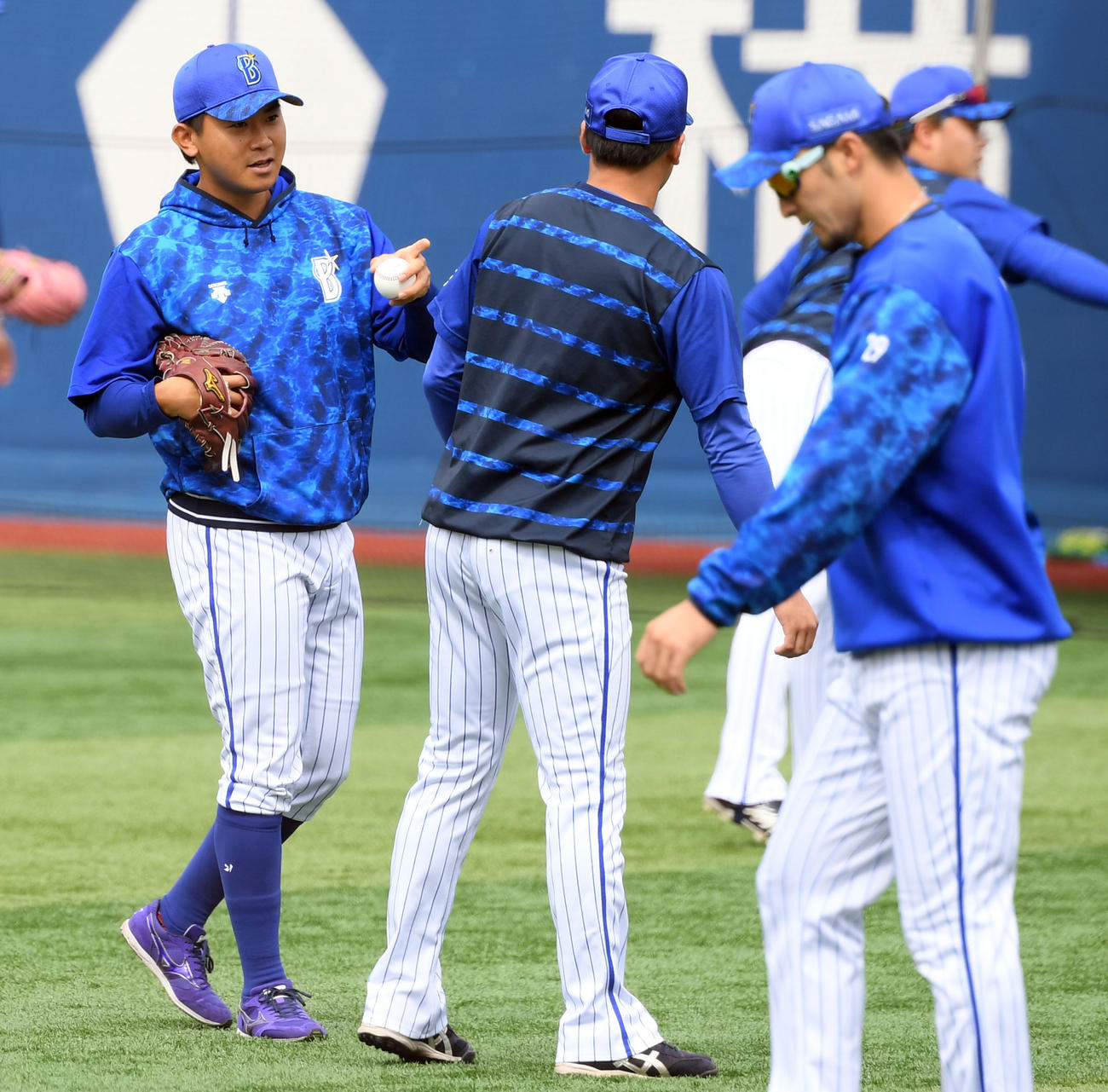 DeNA対阪神　チームメイトと話をするDeNA今永（撮影・たえ見朱実）