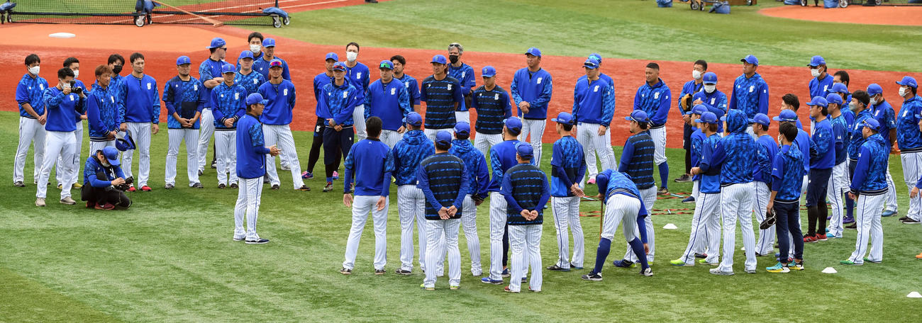 DeNA対阪神　試合前、円陣を組むDeNAナイン（撮影・たえ見朱実）