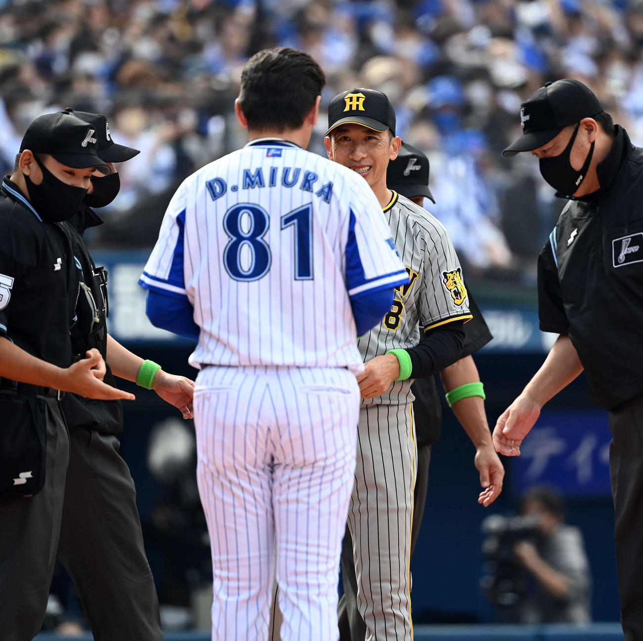 DeNA対阪神　メンバー表の最終確認で笑顔を見せる阪神矢野監督（撮影・たえ見朱実）