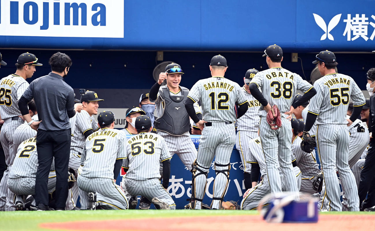DeNA対阪神　試合前の円陣で盛り上げる阪神栄枝（撮影・たえ見朱実）