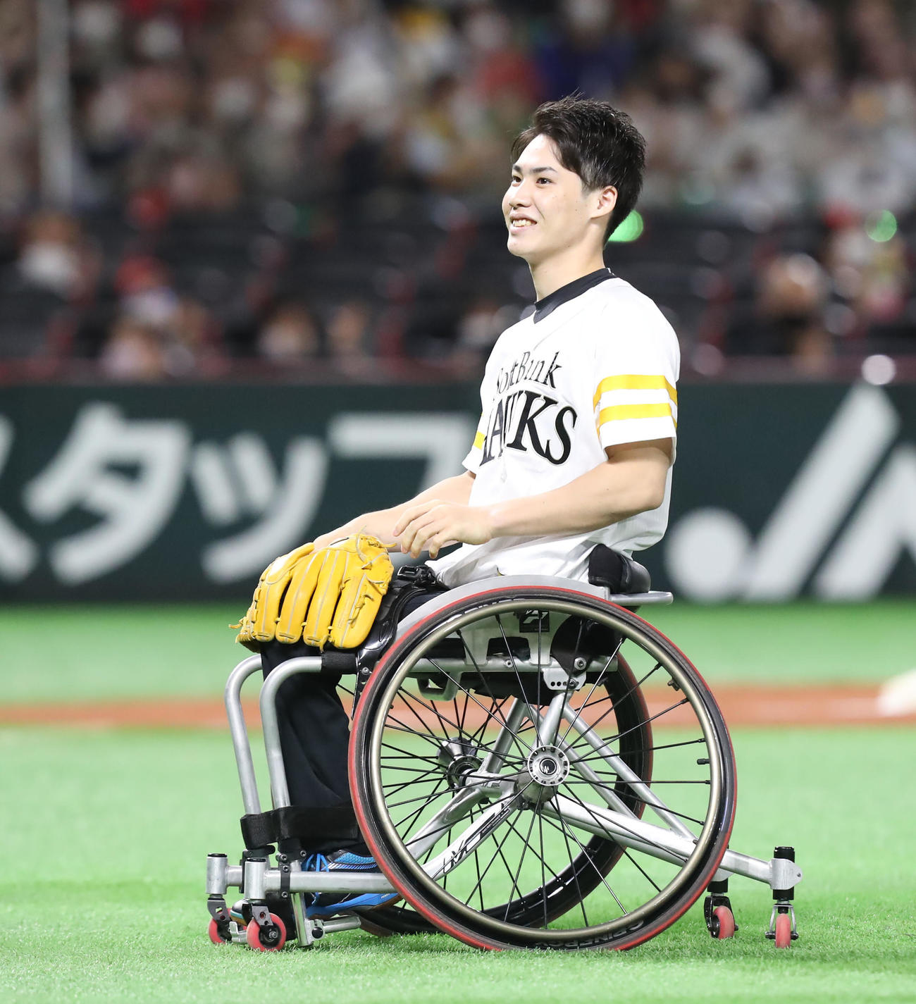 ソフトバンク対西武　始球式を務めた東京パラリンピックの車いすバドミントン金メダリストの梶原（撮影・屋方直哉）
