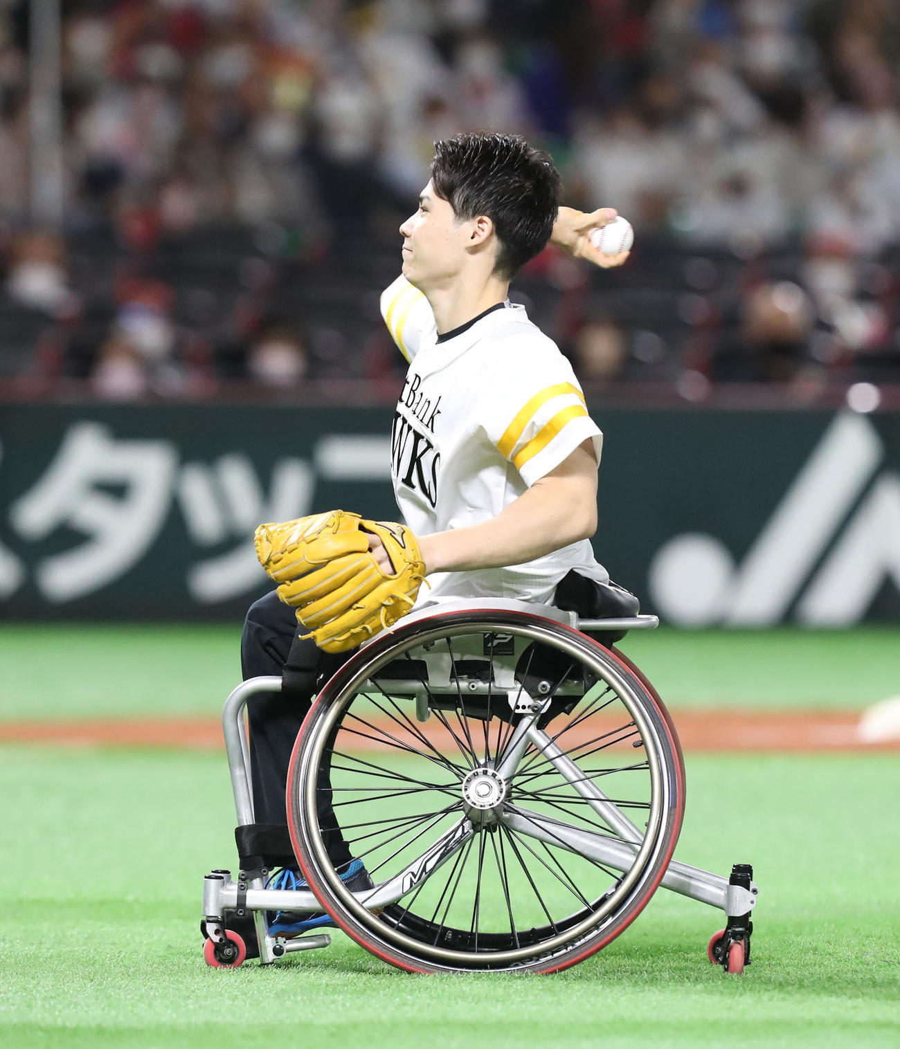 ソフトバンク対西武　始球式を務めた東京パラリンピックの車いすバドミントン金メダリストの梶原（撮影・屋方直哉）