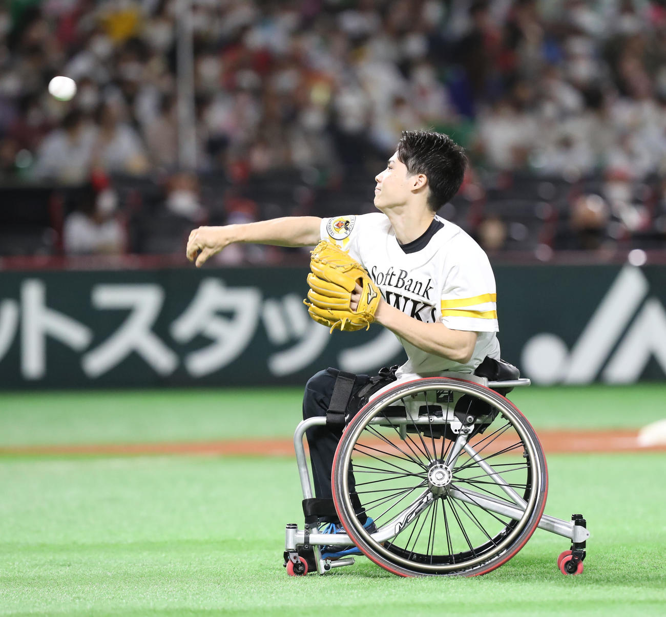 ソフトバンク対西武　始球式を務めた東京パラリンピックの車いすバドミントン金メダリストの梶原（撮影・屋方直哉）